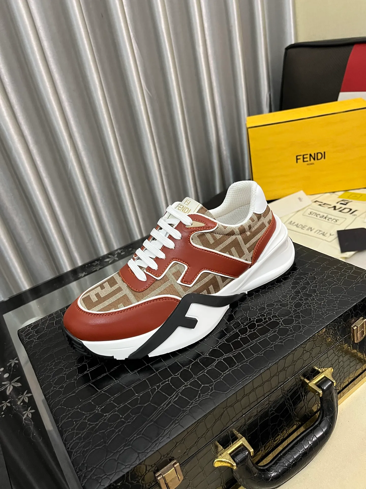 Men's men's shoes 💰560⌚️⌚️FENDI.•FENDI unique modern style sneakers. Counter purchasing🏃casual shoes😍😍 Original breathable fly-knit mesh imported from Italy (refuses to discolor and abrade feet) soles: Original soles specially provided by the original factory, super cool😍 French lazy style design ⚠️ Original quality, super comfortable and wear-resistant original soles. Code number: 38-442️⃣Colors available